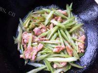 家有大厨之芹菜炒肉做法图解6)
