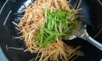 家常菜炝炒土豆丝做法图解3)