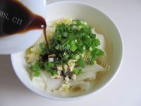 饺子皮版油泼面做法图解6)