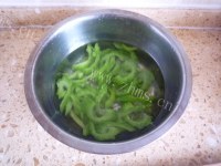 清脆的苦瓜炒鸡蛋做法图解4)