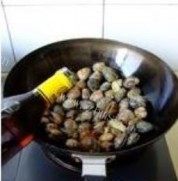 美味的爆炒花蚬子做法图解4)