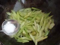 家常菜鸡蛋炒芹菜做法图解4)