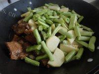 家常菜排骨豆角做法图解12)