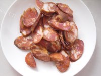 家常菜芹菜炒腊肠做法图解1)