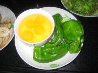 简单健康的青椒鸡蛋做法图解1)