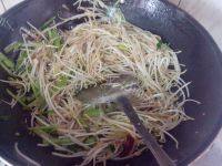 家常菜芹菜炒豆芽做法图解8)