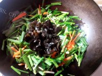 特色美食韭菜炒海肠做法图解6)