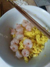 好吃的菠萝虾仁蛋炒饭做法图解5)