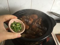 美味萝卜花生猪蹄煲做法图解8)