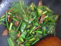 家常菜蒜薹炒肉做法图解5)