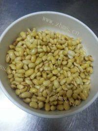 美味的黄豆焖猪脚做法图解1)