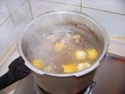 美味的玉米萝卜大骨汤做法图解7)