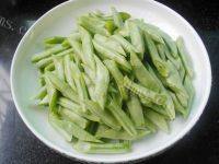 家常菜五花肉炒四季豆做法图解3)