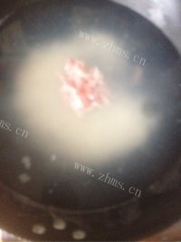 香气浓郁的皮蛋瘦肉粥做法图解2)