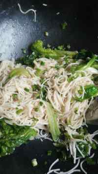 美味的生菜葱花炒面做法图解8)
