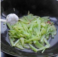 家常菜清炒莴笋做法图解7)