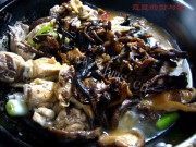 双菇炖鸡做法图解4)