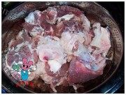 家常菜牛腩烧笋干做法图解1)