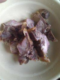 美味早餐咸猪骨粥做法图解1)