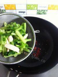 家常菜芹菜炒鱿鱼做法图解5)