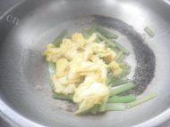 热腾腾的芹菜炒鸡蛋做法图解7)