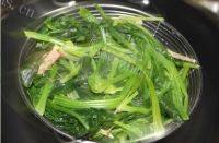 家常菜菠菜拌木耳做法图解2)