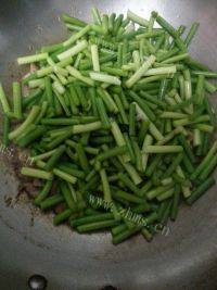 营养美食之蒜薹炒肉丝做法图解8)