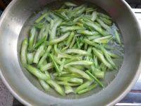 家常菜芹菜炒鱿鱼做法图解2)