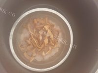 美味的松茸木耳肉饼汤做法图解2)