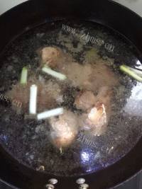 美味的冬瓜海带排骨汤做法图解5)