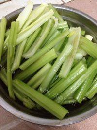 家常烧肉炒芹菜做法图解3)