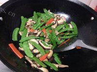 家常菜香菇炒荷兰豆做法图解8)