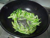 家常菜炒芹菜做法图解3)