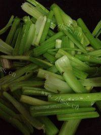 家常烧肉炒芹菜做法图解11)