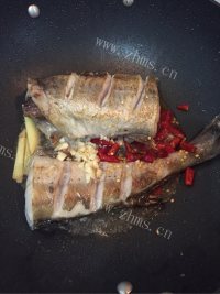 色香味俱全的麻辣鳕鱼做法图解3)