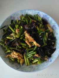美味木耳蒜苔炒鸡蛋做法图解4)