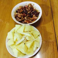 美味的猪肉焖土豆做法图解2)