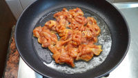 家常菜辣椒炒肉做法图解3)