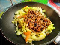 家常菜芹菜胡萝卜炒肉丝做法图解7)