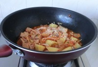 辣白菜炖冻豆腐做法图解7)