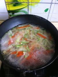 牛肉汤烩萝卜菜做法图解4)
