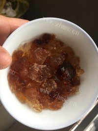 清甜有益的桃胶皂角米银耳羹做法图解1)