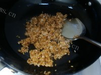 美味的酱油鸡蛋炒饭做法图解4)