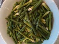 家常菜蒜苔炒肉做法图解1)