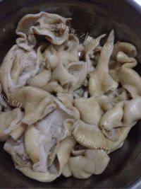家常菜酸菜炒肥肠做法图解1)