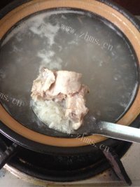 美味的排骨春菜粥做法图解3)