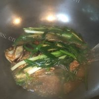 营养丰富的葱焅鲫鱼做法图解8)