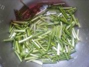 蒜苔烧肉做法图解2)
