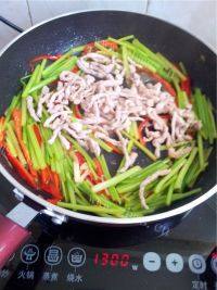 爱上芹菜炒肉丝做法图解12)