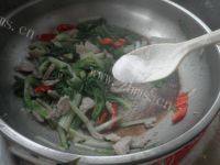 家常菜小白菜炒肉做法图解9)